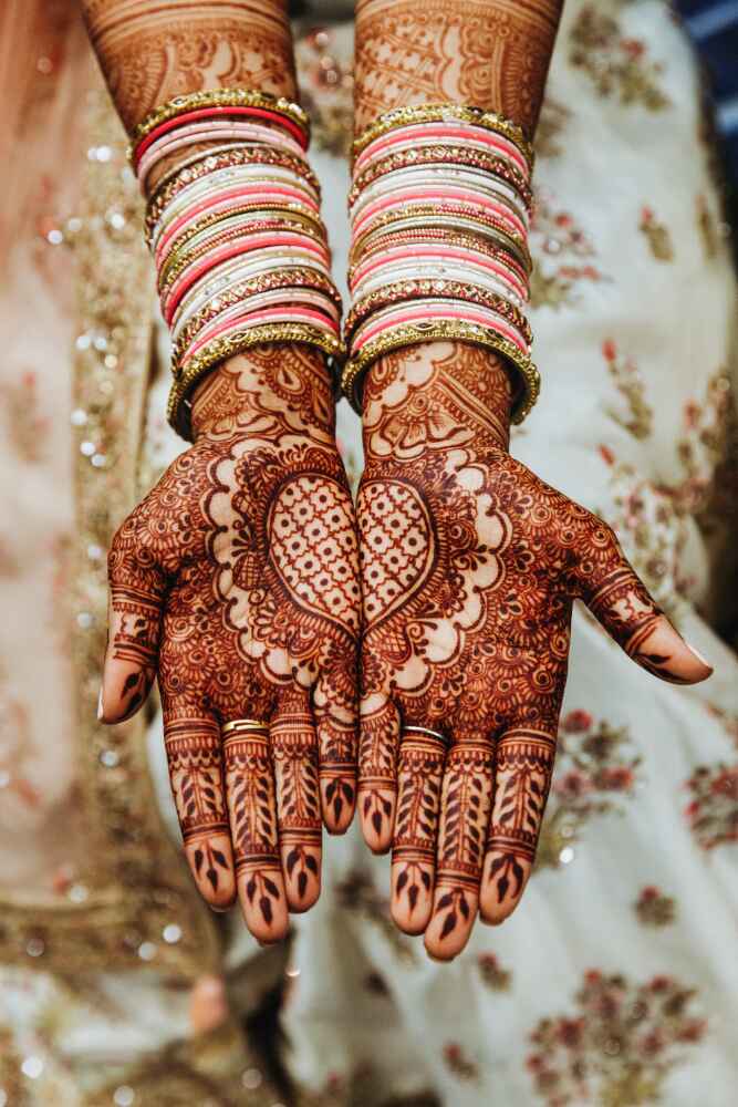 Asifaa creating henna art in Goa